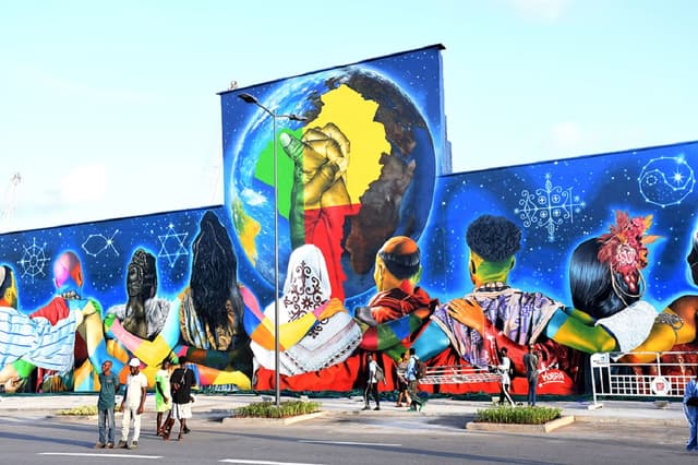 Fresque murale traditionnelle au port de Cotonou, Bénin